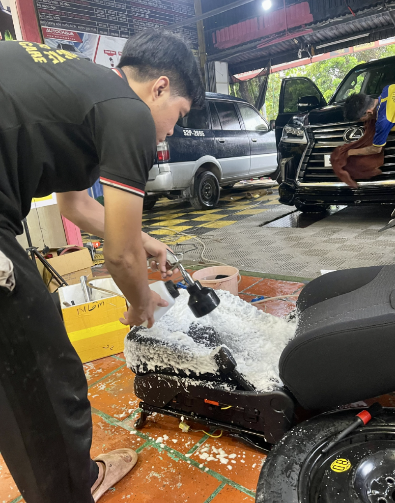 Vệ sinh nội thất ô tô Hoàng Thịnh 