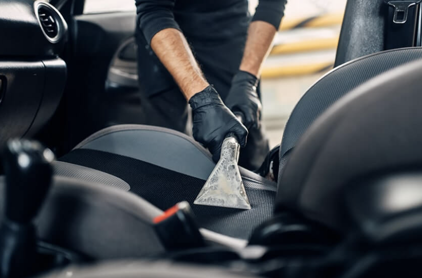 Vệ sinh nội thất chuyên sâu tại Hoàng Thịnh Auto 