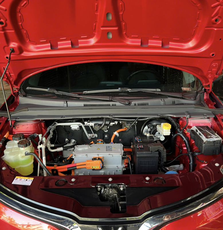 Vệ sinh khoang máy tại Hoàng Thịnh Auto 